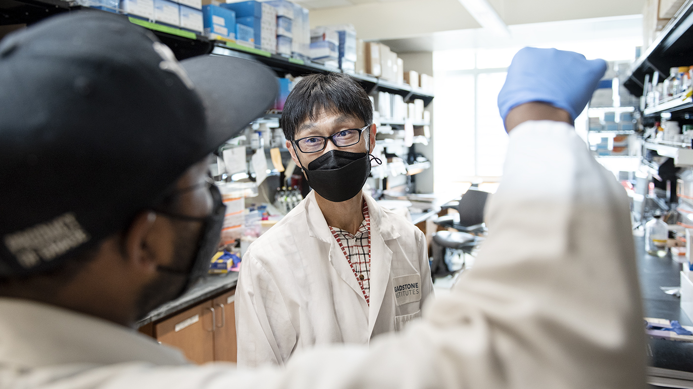 Kiichiro Tomoda in the lab at Gladstone Institutes