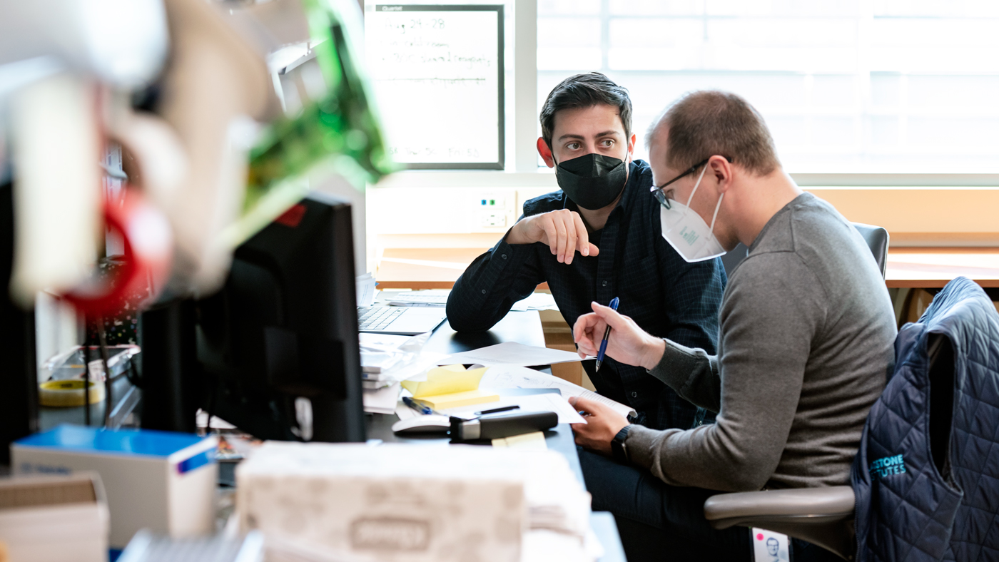 Zachary Steinhard and Ralf Schmidt in the Marson lab at Gladstone Institutes