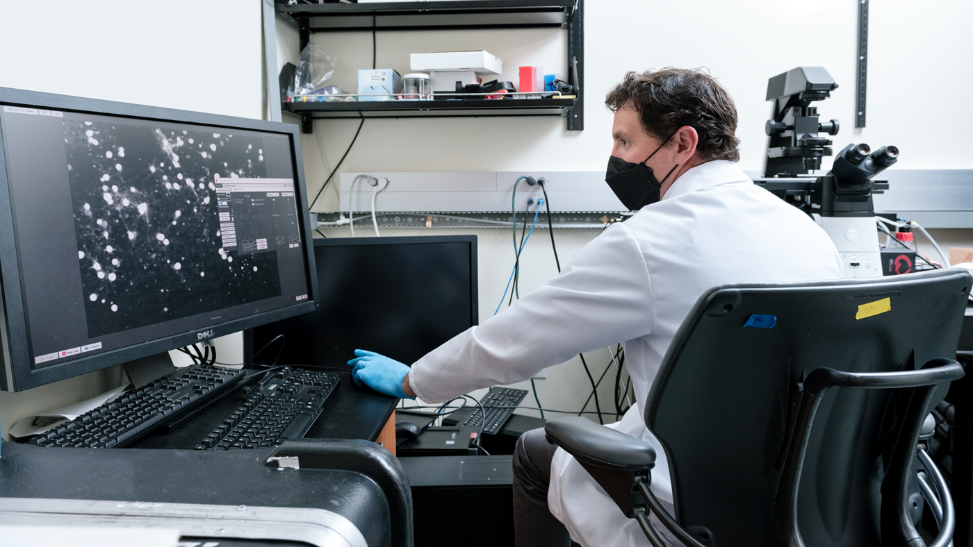 Jeremy Linsley in the lab at Gladstone Institutes