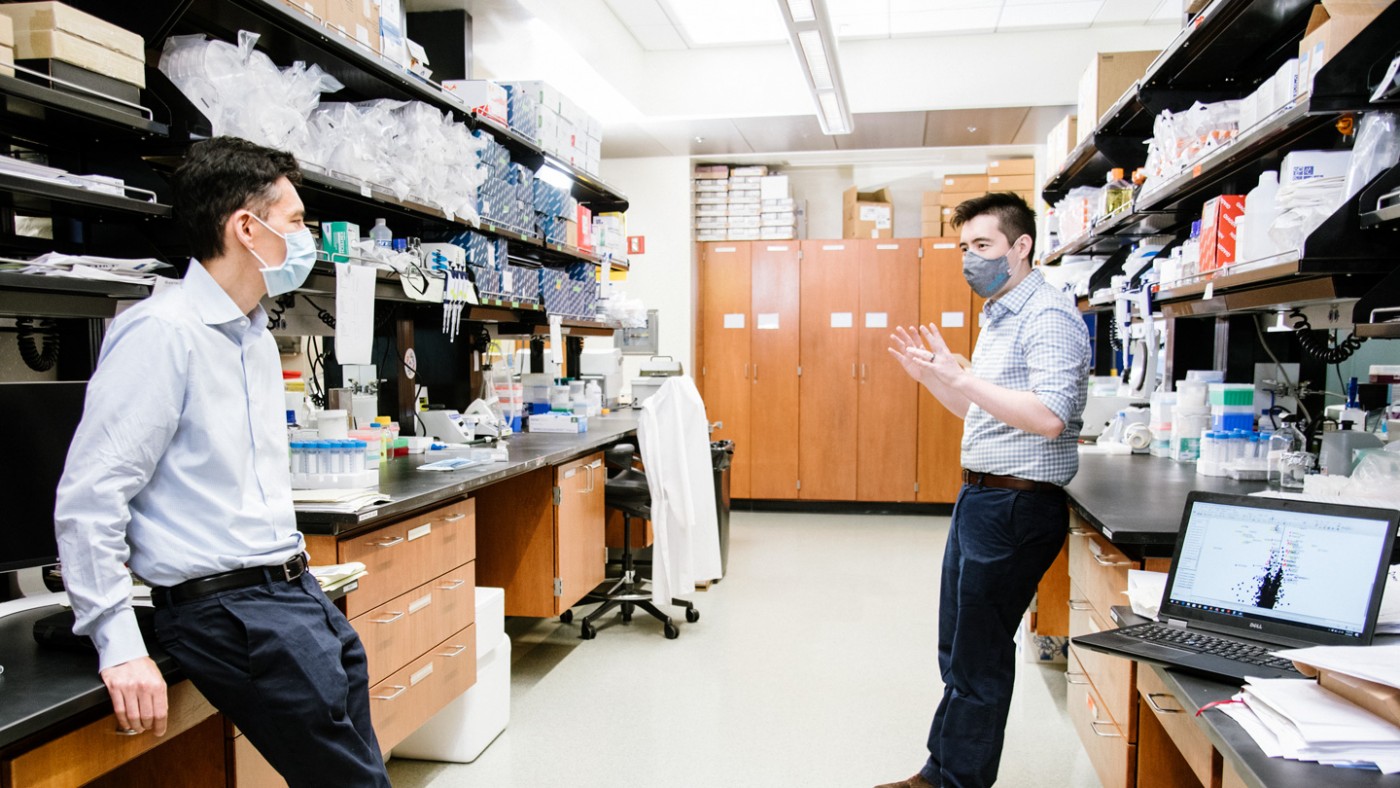 Photo of Nakamura and Bennett talking in the lab