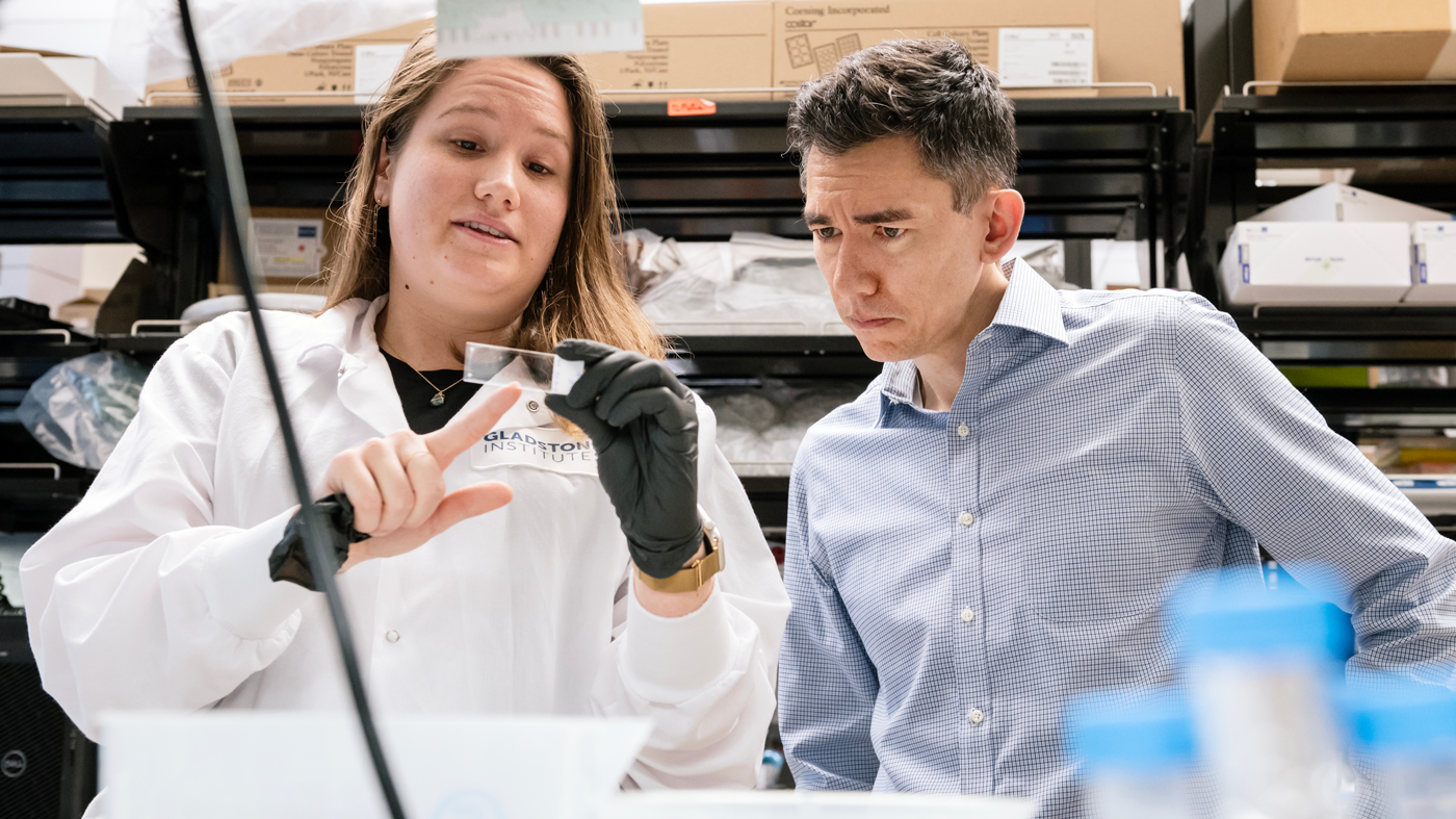 Katerina Rademacher and Ken Nakamura in the lab at Gladstone Institutes