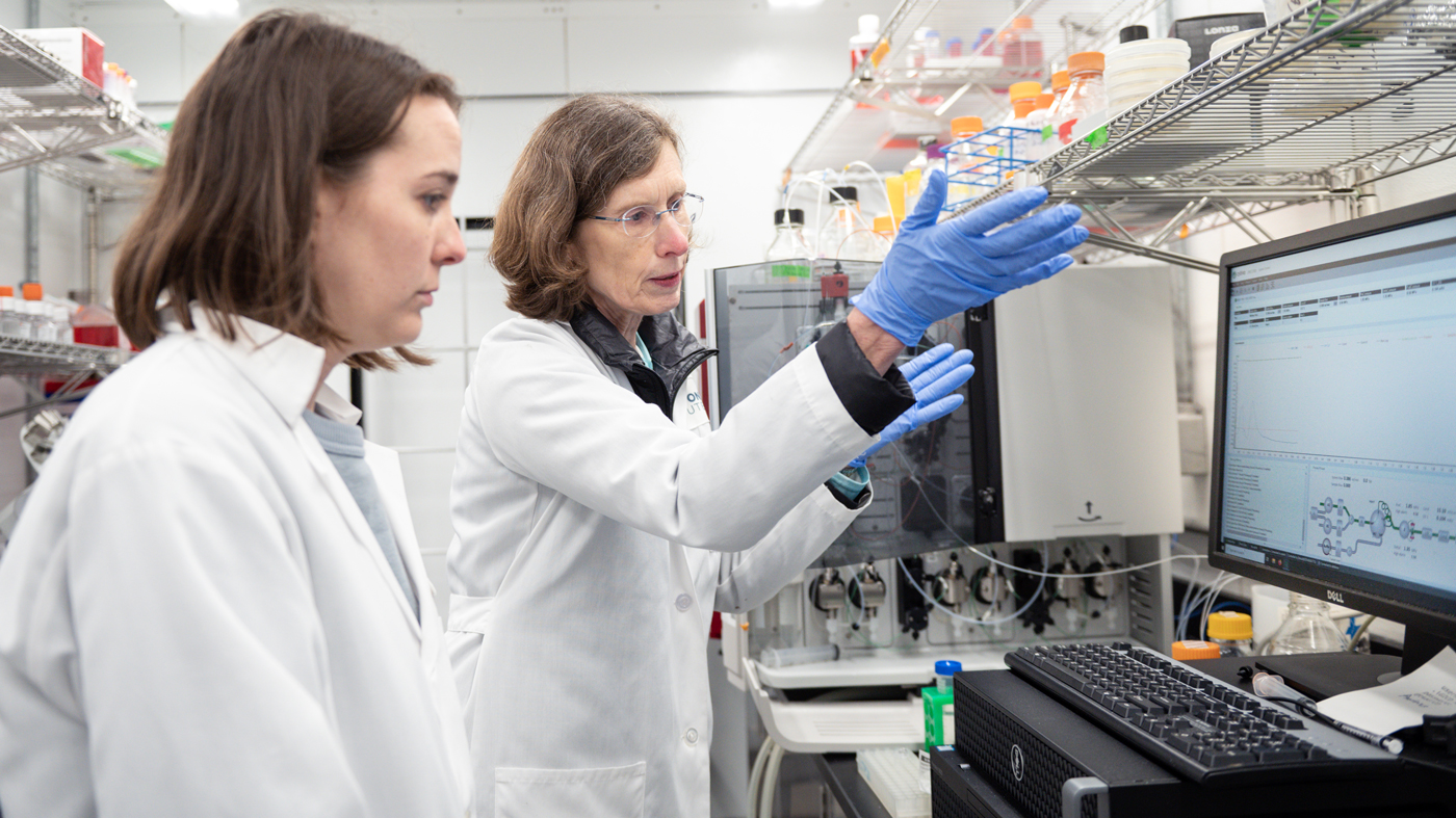 Gladstone Senior Staff Research Scientist Ursula Schulze-Gahmen and Research Associate II Maria McCavitt-Malvido