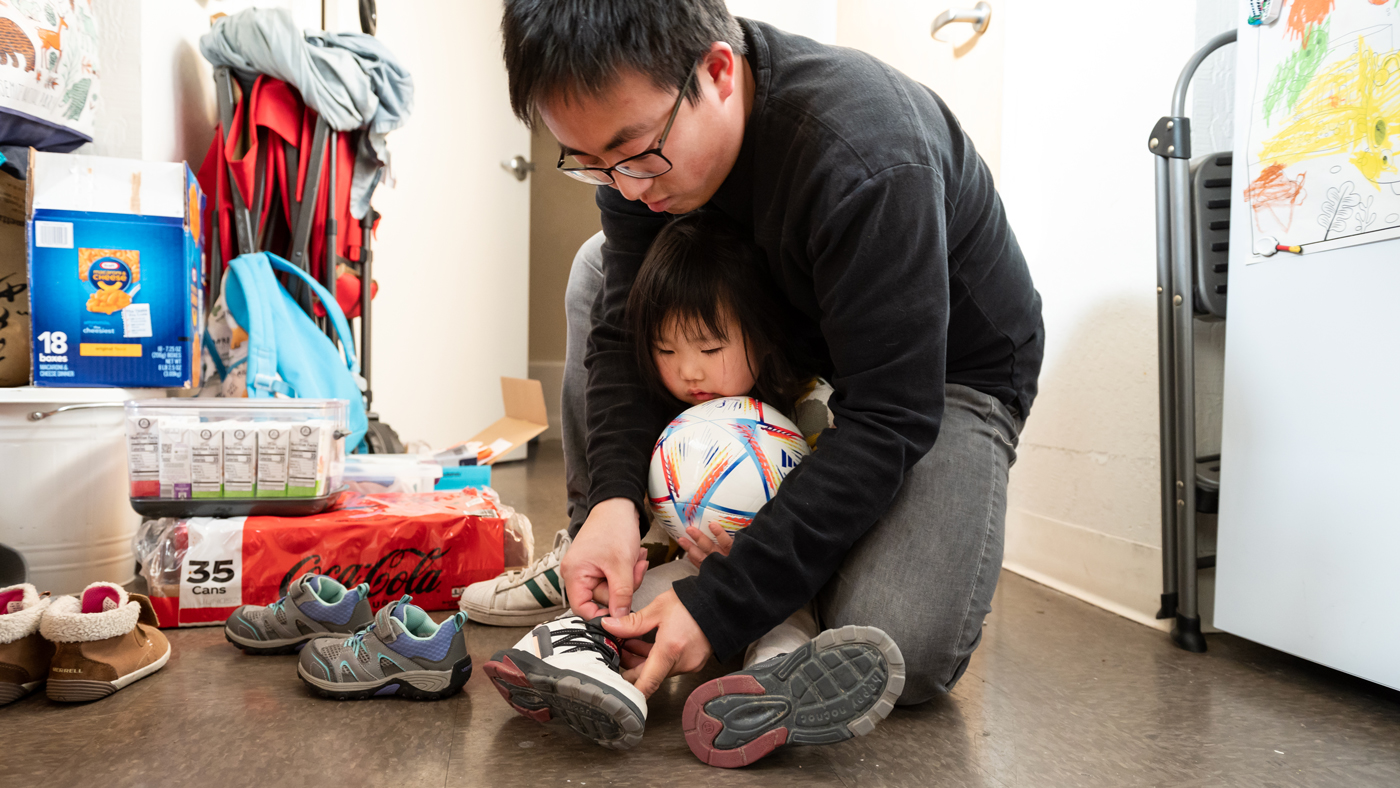 Gladstone Postdoc Zhaoqi Yan playing with his daughter.