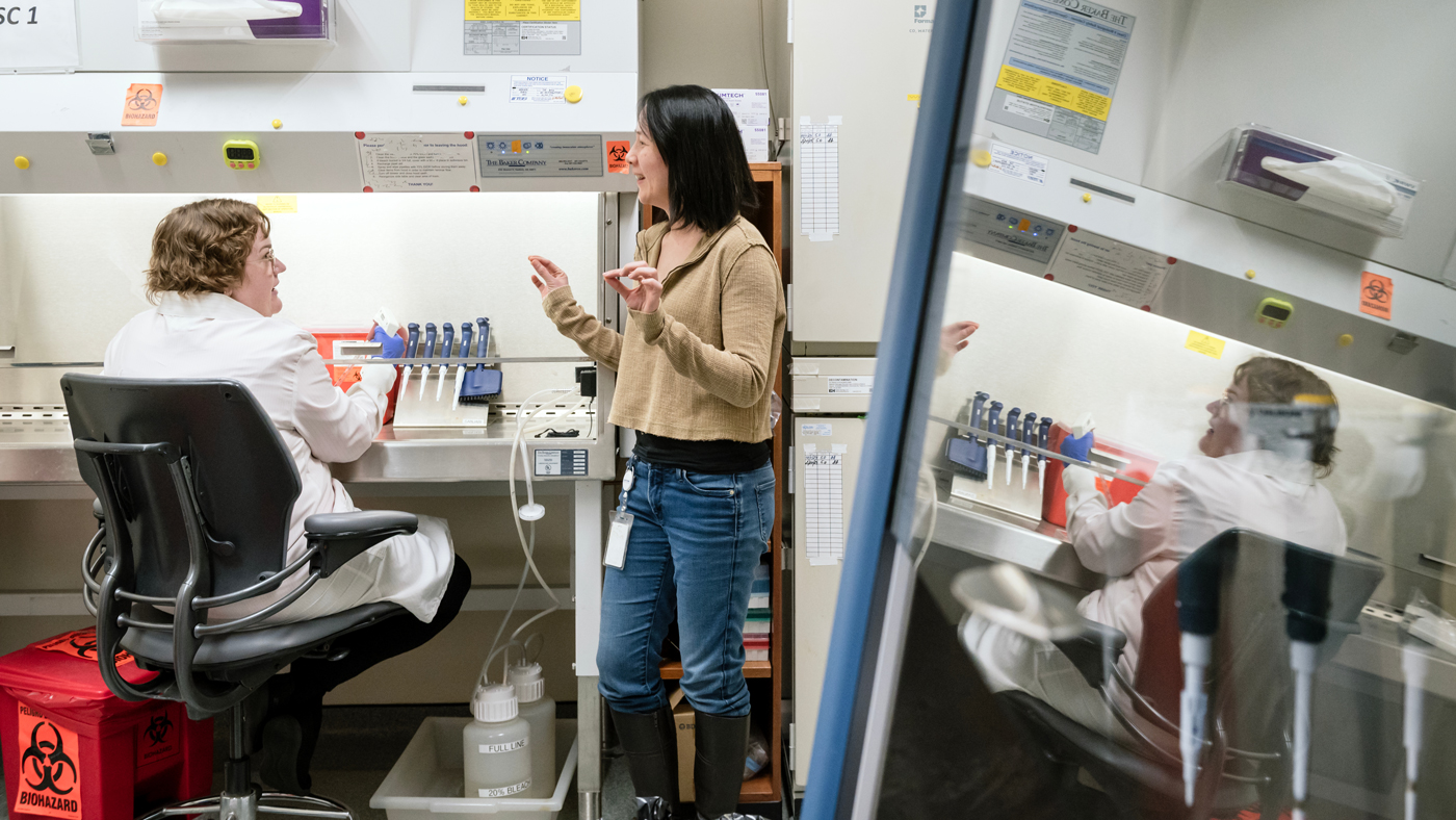Ashley George and Nadia Roan in the lab at Gladstone Institutes