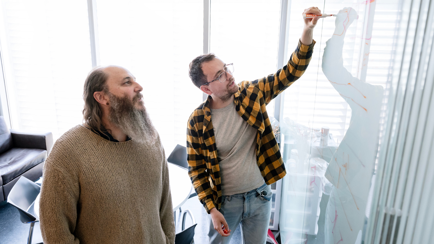 Seth Shipman and Alejandro González-Delgado discuss science at Gladstone Institutes