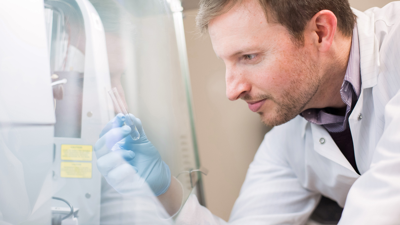 Gladstone Affiliate Investigator Kole Roybal conducts an experiment in a laboratory at UCSF