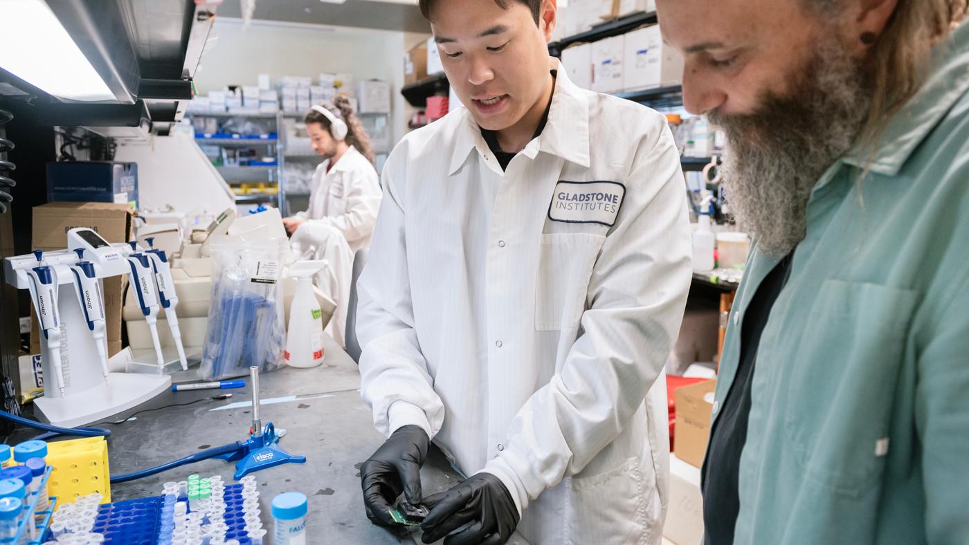 Jihoon Han showing something to Seth Shipman in the lab at Gladstone Institutes