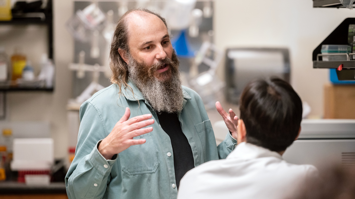 Seth Shipman and Jihoon Han in the lab at Gladstone Institutes.