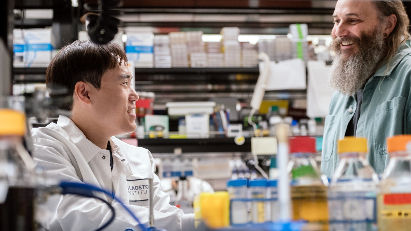Jihoon Han and Seth Shipman talking in the lab at Gladstone Institutes