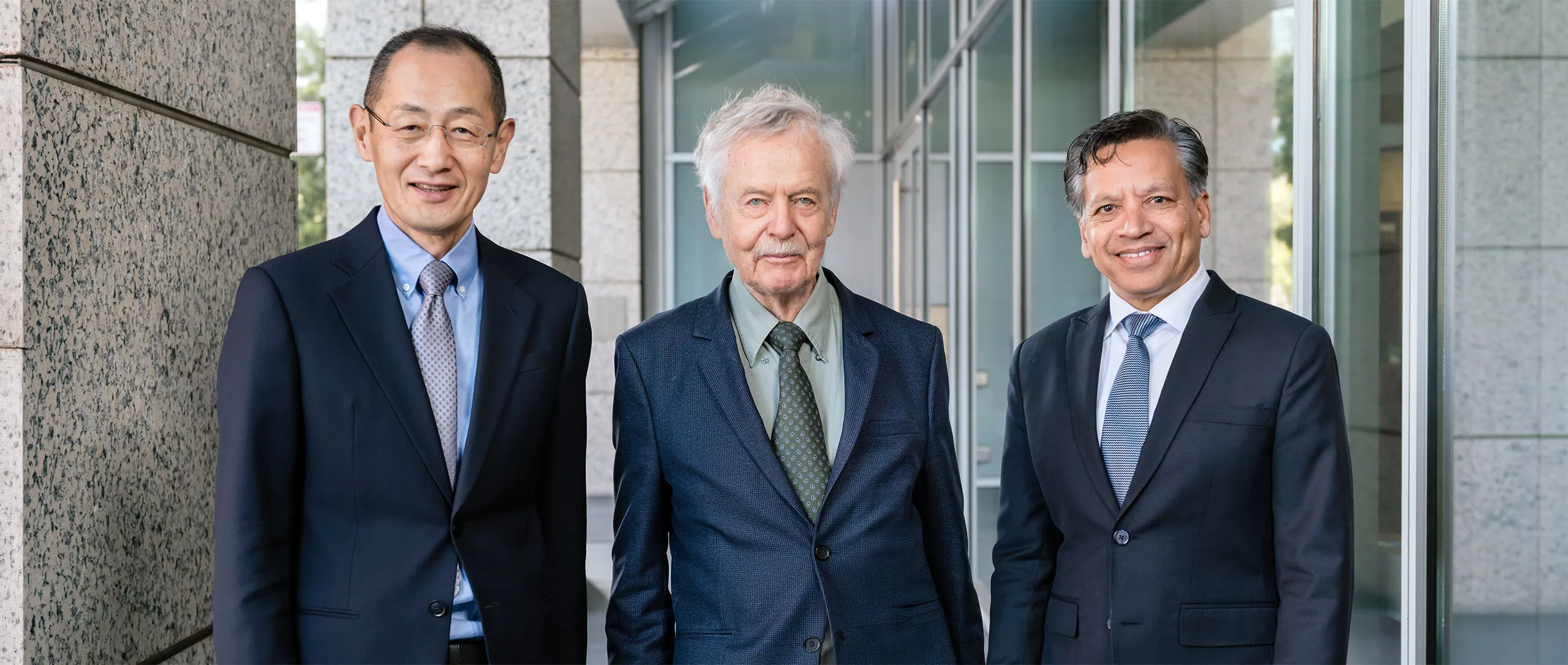 Shinya Yamanaka (left) and Deepak Srivastava (right) with Rudolf Jaenisch (center), the 2025 recipient of the Ogawa-Yamanaka Stem Cell Prize. 