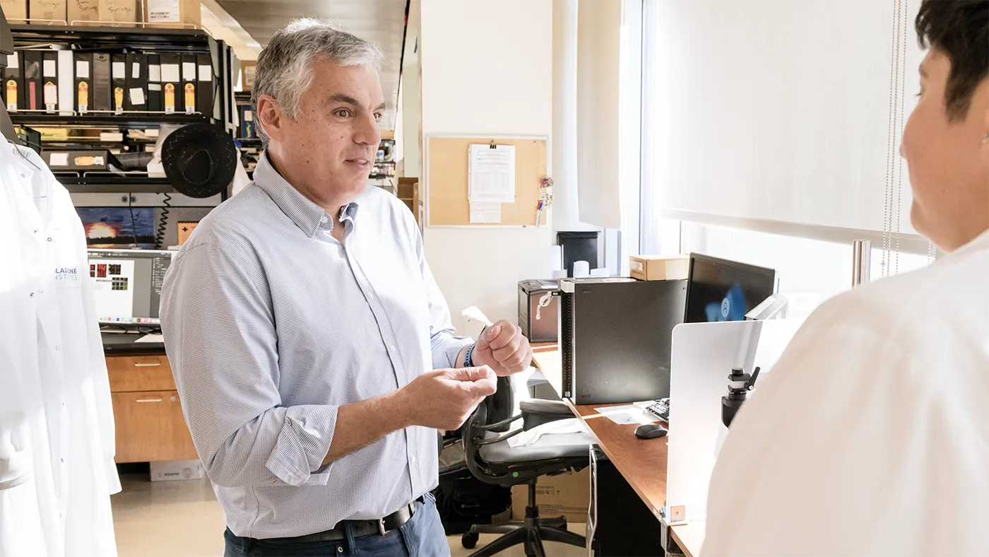 Jorge Palop in his lab at Gladstone Institutes